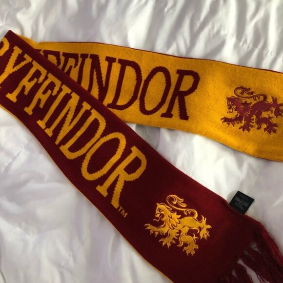 Gryffindor Embroidered Knit Scarf Making of Harry Potter Warner Bros Studio Tour - Picture 10 of 12